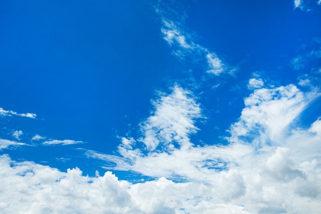 Fond de ciel bleu avec de minuscules nuages