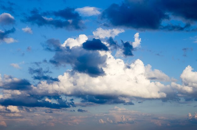 Fond de ciel bleu avec de minuscules nuages