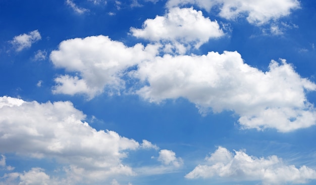 Fond de ciel bleu avec nuage