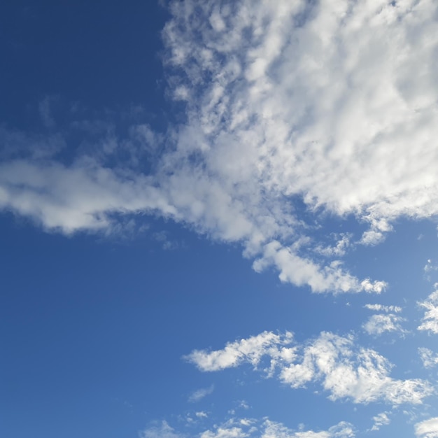 Fond de ciel bleu avec des nuages aux beaux jours