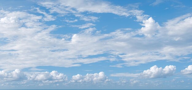 fond de ciel bleu avec des nuages bannière web large ciel bleu Avec des nuages blancs ciel d'été est un jour de clairière coloré bon temps et une belle nature le matin