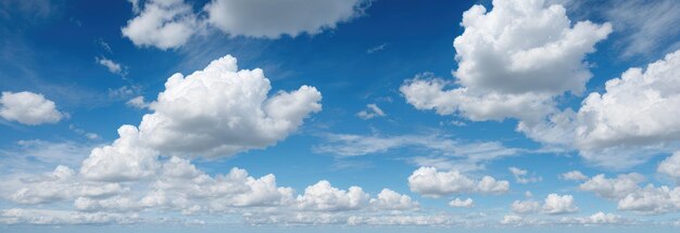 fond de ciel bleu avec des nuages bannière web large ciel bleu Avec des nuages blancs ciel d'été est un jour de clairière coloré bon temps et une belle nature le matin