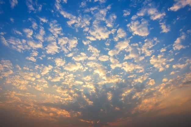 fond de ciel bleu avec des nuages ​​blancs au coucher du soleil.