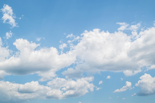 Fond de ciel bleu avec des nuages blancs. Beauté de la nature.