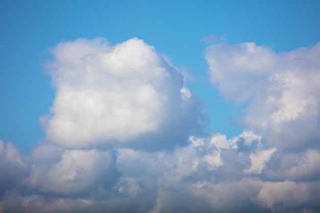 Fond de ciel bleu avec des nuages blancs Cumulus