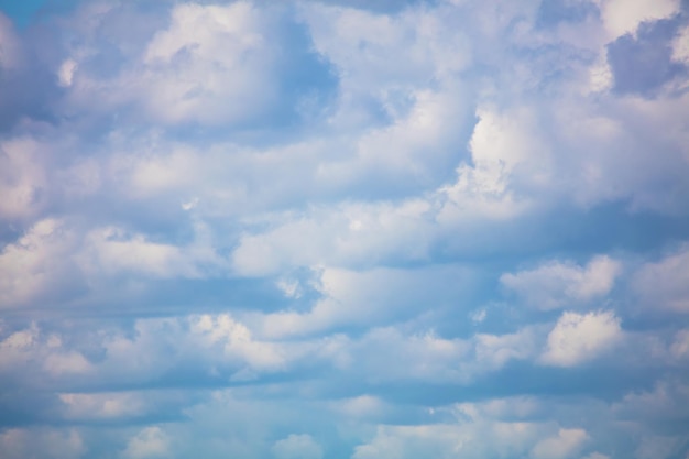 Fond de ciel bleu avec des nuages blancs Cumulus