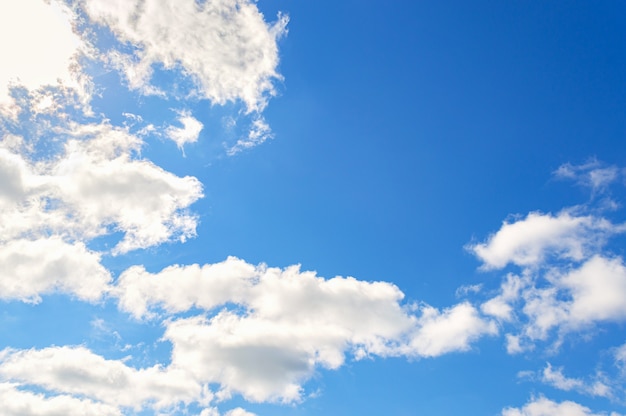 Fond de ciel bleu. Nuages blancs dans le ciel clair et lumineux.