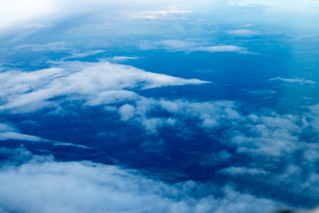 Fond de ciel bleu avec des nuages blancs Horizon de nuages gonflés Vue depuis la fenêtre de l'avion NATURE