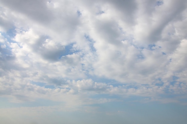 Fond de ciel bleu avec des nuages blancs moelleux dans la journée à l'extérieur