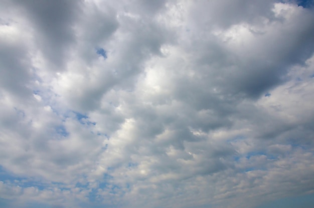 Fond de ciel bleu avec des nuages blancs moelleux dans la journée à l'extérieur