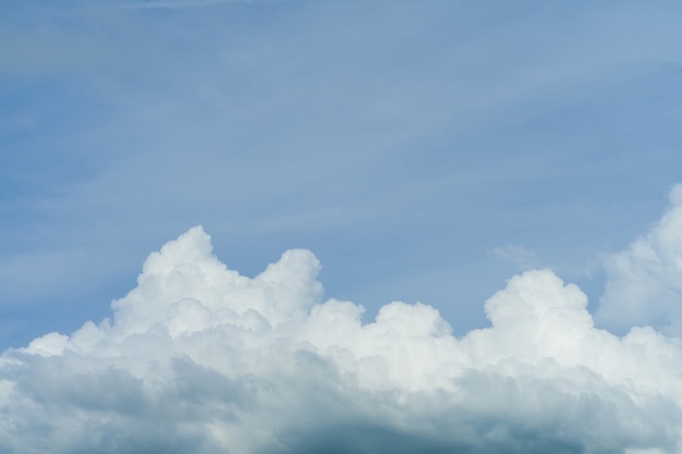 Fond de ciel bleu avec des nuages blancs moelleux - image