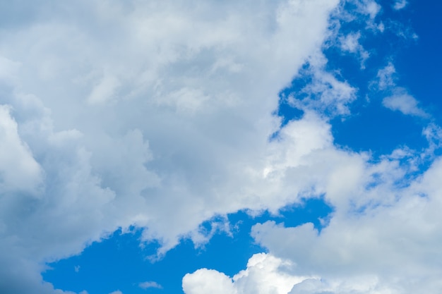 Fond de ciel bleu avec des nuages blancs moelleux - image