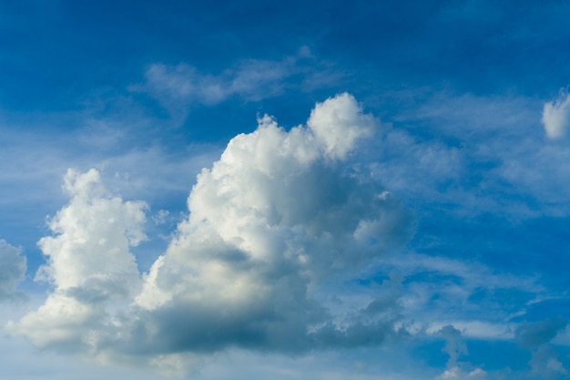 Fond de ciel bleu avec des nuages blancs moelleux