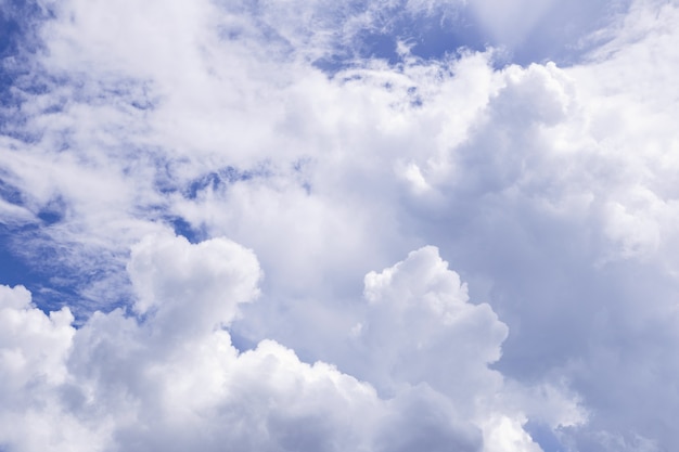 Fond de ciel bleu avec des nuages blancs, nuages de pluie sur l&#39;été ensoleillé ou au printemps.