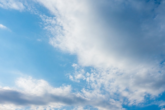 Fond de ciel bleu et nuages blancs