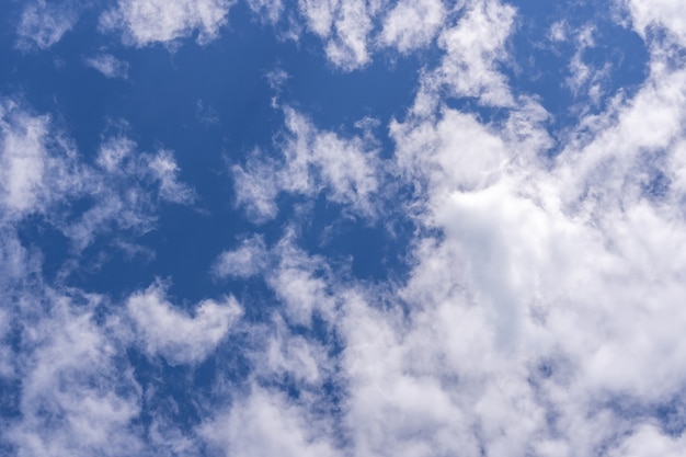 Fond de ciel bleu avec des nuages blancs