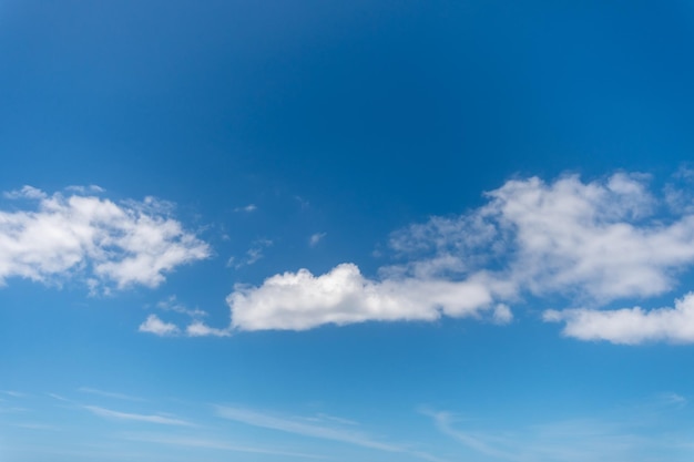 Fond avec ciel bleu et nuages blancs.