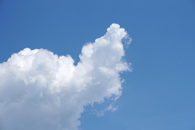 fond de ciel bleu avec des nuages ​​blancs