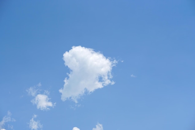 fond de ciel bleu avec des nuages ​​blancs