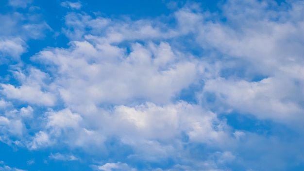 Fond de ciel bleu avec des nuages blancs