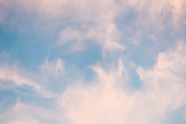 Fond de ciel bleu avec des nuages blancs