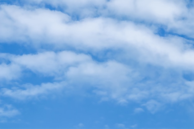 Fond de ciel bleu avec des nuages blancs