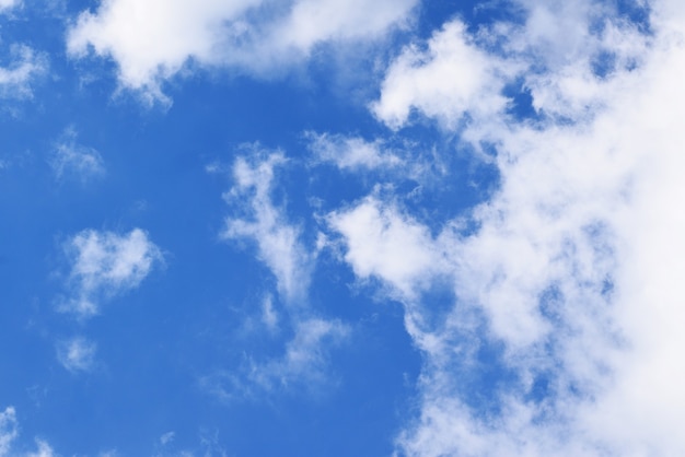 fond de ciel bleu avec des nuages blancs