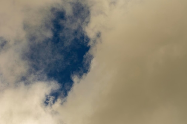 Fond de ciel bleu avec des nuages blancs