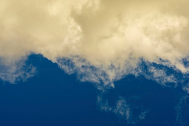 Fond de ciel bleu avec des nuages blancs