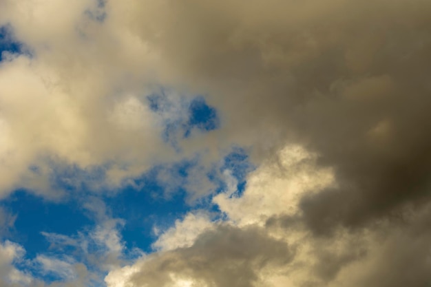 Fond de ciel bleu avec des nuages blancs