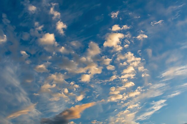 Fond de ciel bleu avec des nuages blancs