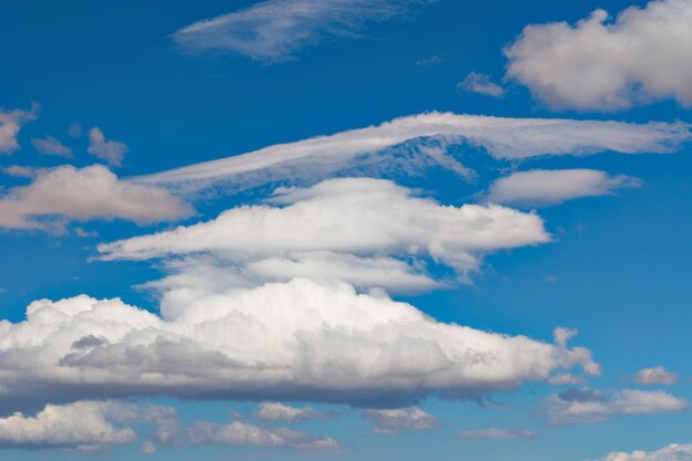 Fond de ciel bleu avec des nuages blancs