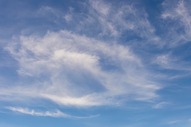 Fond de ciel bleu avec des nuages blancs