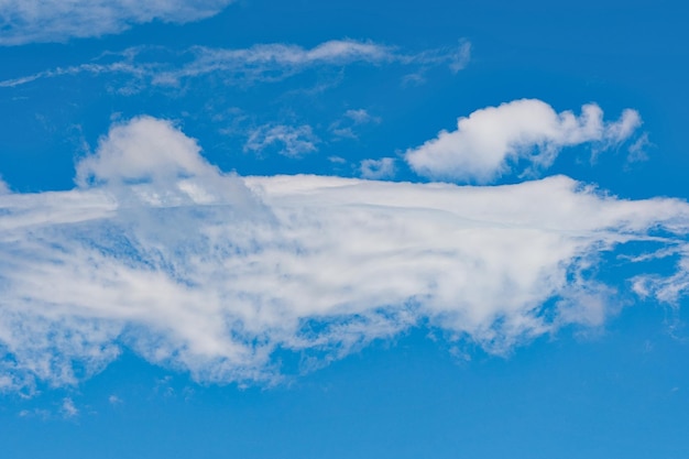 Fond de ciel bleu avec des nuages blancs