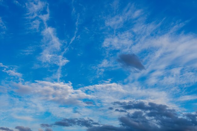 Fond de ciel bleu avec des nuages blancs