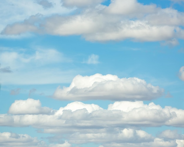 Fond de ciel bleu avec des nuages blancs