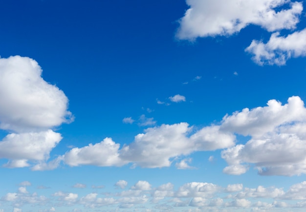 Fond de ciel bleu avec des nuages. Ciel avec des nuages dans une journée ensoleillée.