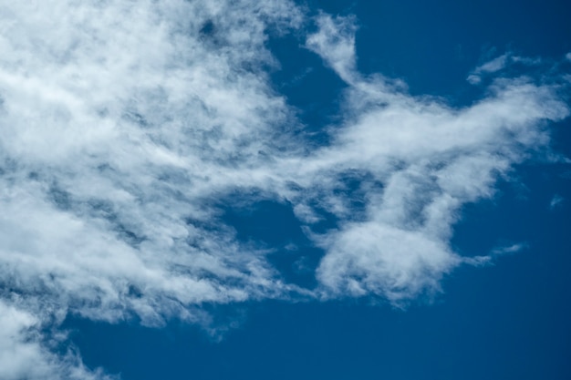 fond de ciel bleu avec des nuages dans la journée