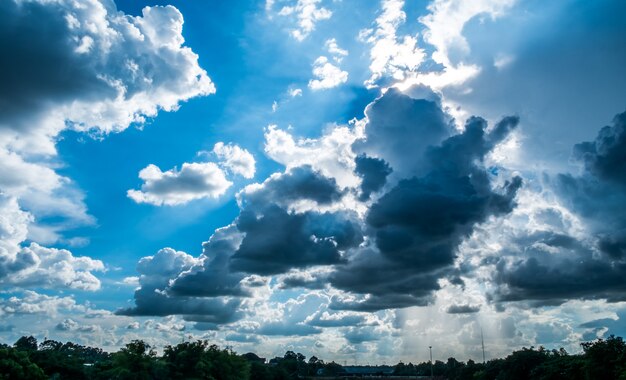 Fond de ciel bleu avec des nuages ​​et du soleil.