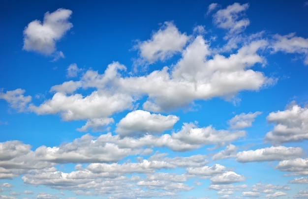 Fond de ciel bleu avec des nuages duveteux