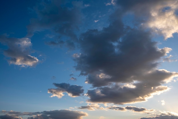 Fond de ciel bleu avec des nuages Fond de ciel naturel