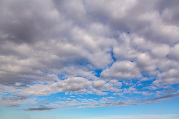 Fond de ciel bleu avec des nuages en mouvement..