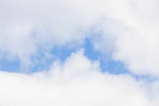 Fond de ciel bleu avec des nuages. Nuages blancs sur ciel bleu