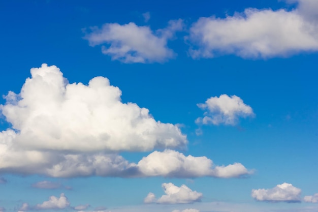 Fond de ciel bleu avec des nuages Nuages par temps clair