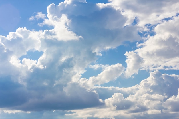 Fond de ciel bleu avec des nuages Nuages par temps clair