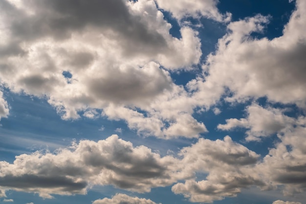 Fond de ciel bleu avec des nuages à rayures blanches dans le ciel et le panorama du ciel bleu à l'infini peut être utilisé pour le remplacement du ciel