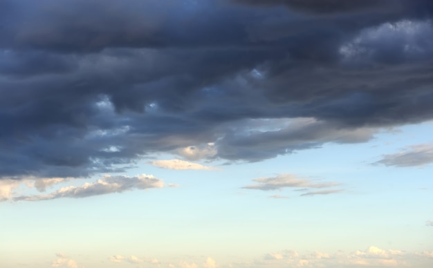 Fond de ciel bleu avec des nuages sombres