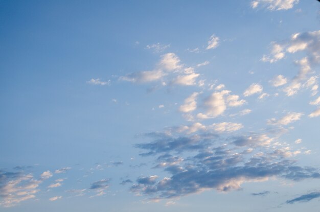 Fond de ciel bleu avec des nuages