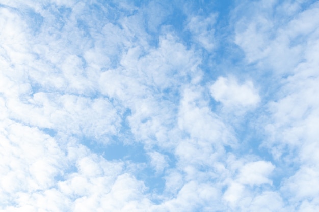 Fond de ciel bleu avec des nuages