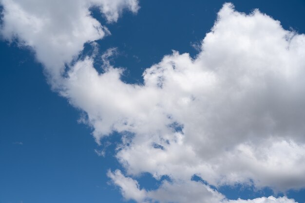 Fond de ciel bleu avec des nuages